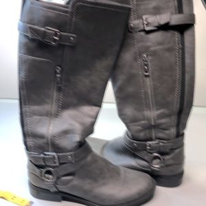 Super cute, gray tall boots that hit just below the knee in excellent condition